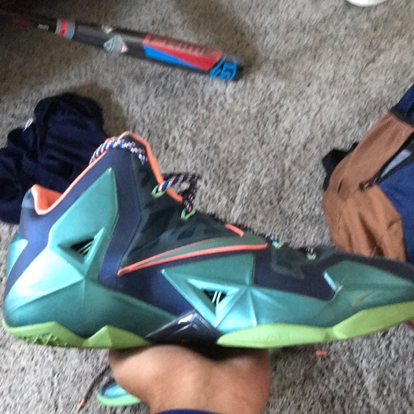 Lebron 11 King’s Pride - Picture 4 of 5